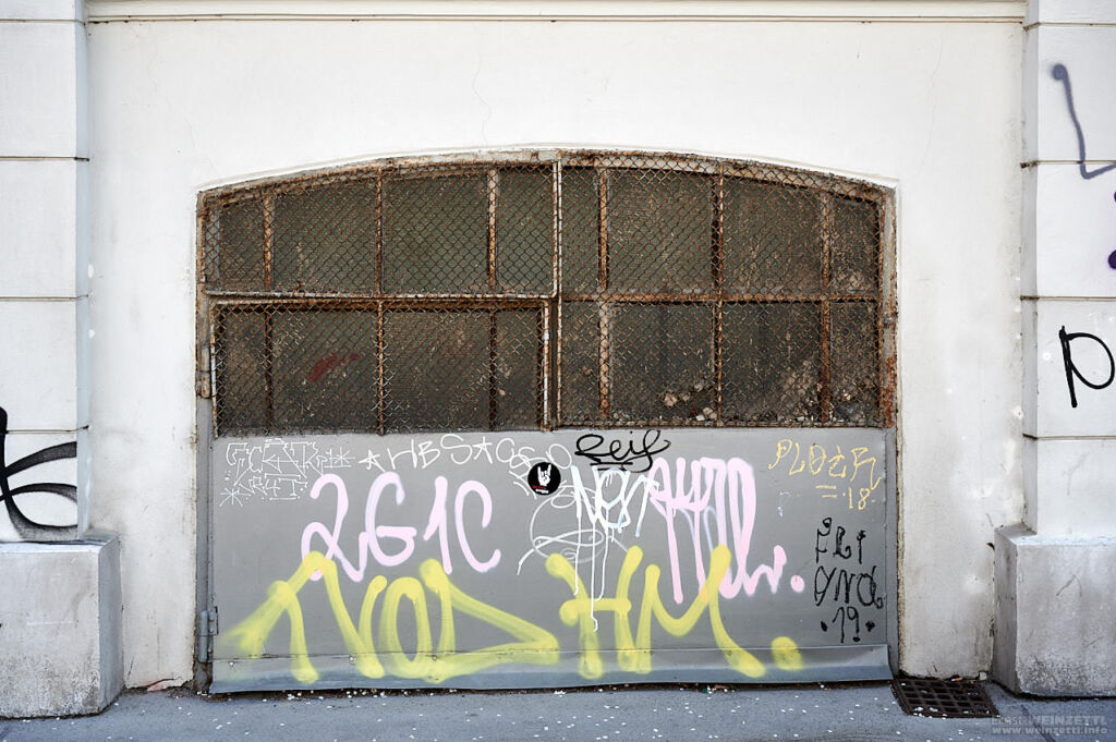 Werkstatt-Einfahrtstor mit Graffiti