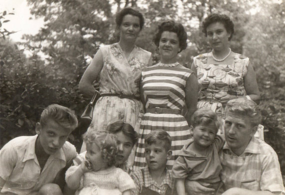 1959: vorne Rudi, Renate, Christa, Oswin, Eva Nejepsa, Onkel Walter; dahinter Mutter Heidi, Tante Grete, Tante Hilde