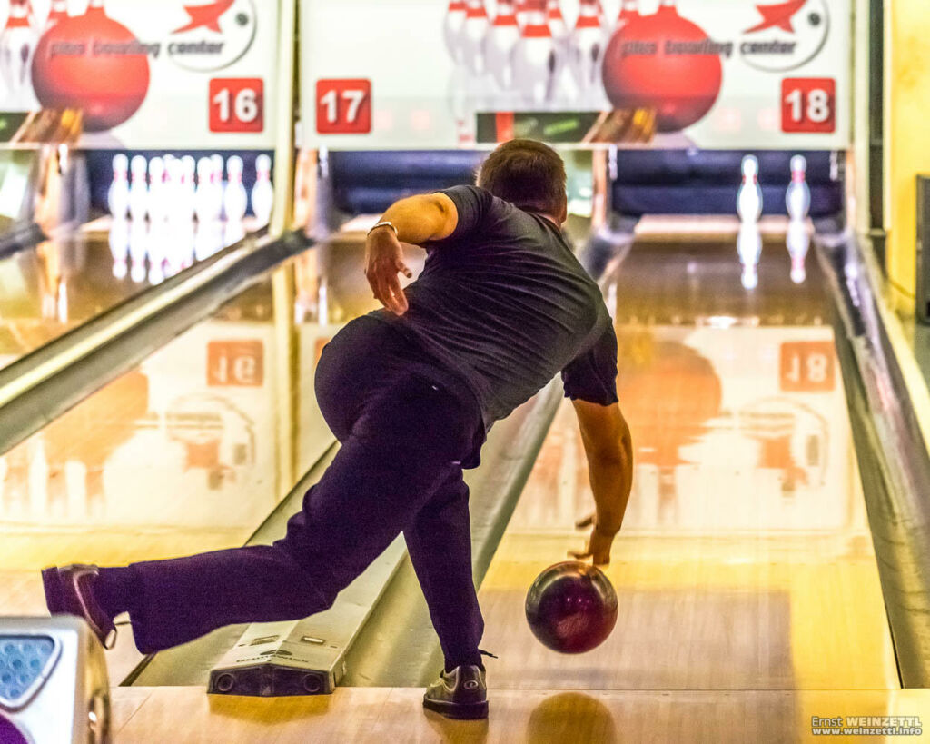 Die richtige Ballabgabe ist eine der Schlüsseltechniken des Bowlingspiels.