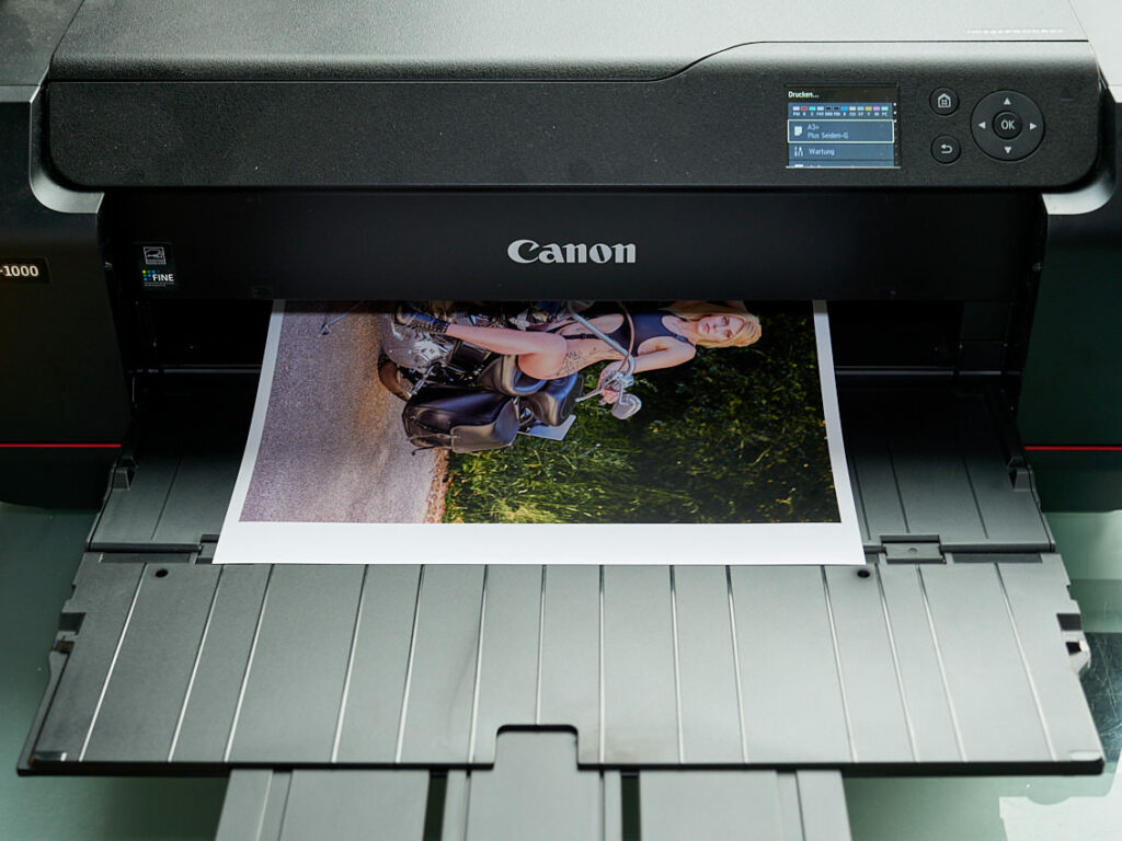 Fine Art Print kommt aus dem Drucker.
