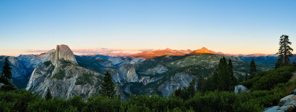 Glacier Point, an einem anderen Tag in der Abenddämmerung, Blick nach Ostsüdost. Links schön zu sehen: der Half Dome.